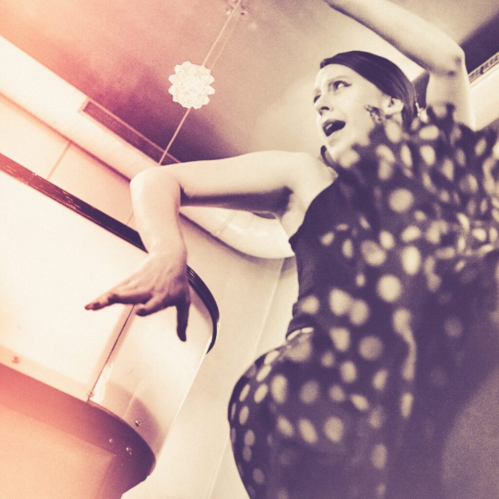 Mónica Vázquez bailando flamenco con traje de lunares