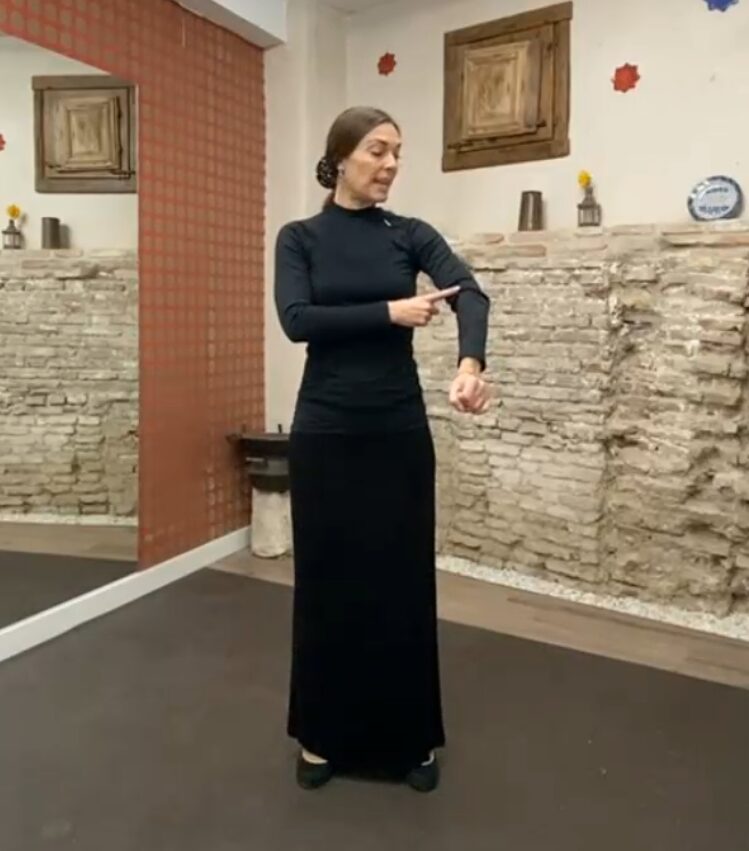 Mónica Vázquez dando una clase de flamenco en el estudio
