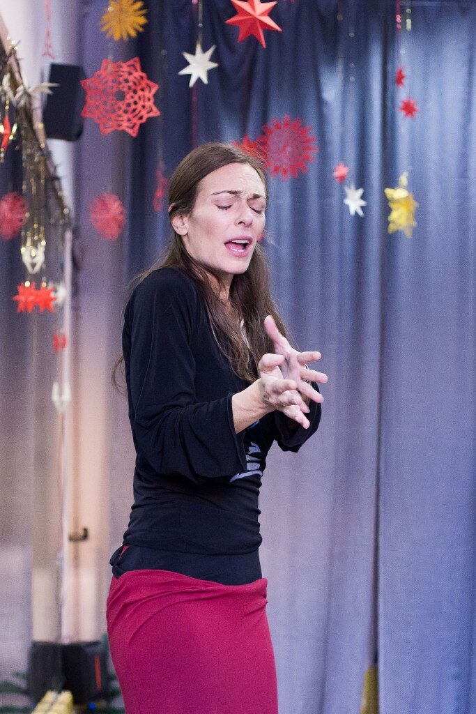 Mónica Vázquez bailando flamenco en el escenario