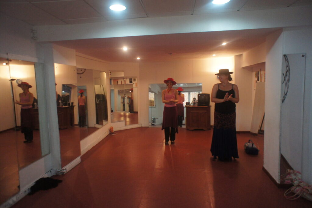 Clase de flamenco en grupo con alumnas