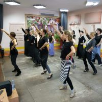 Mónica Vázquez dando clases presenciales